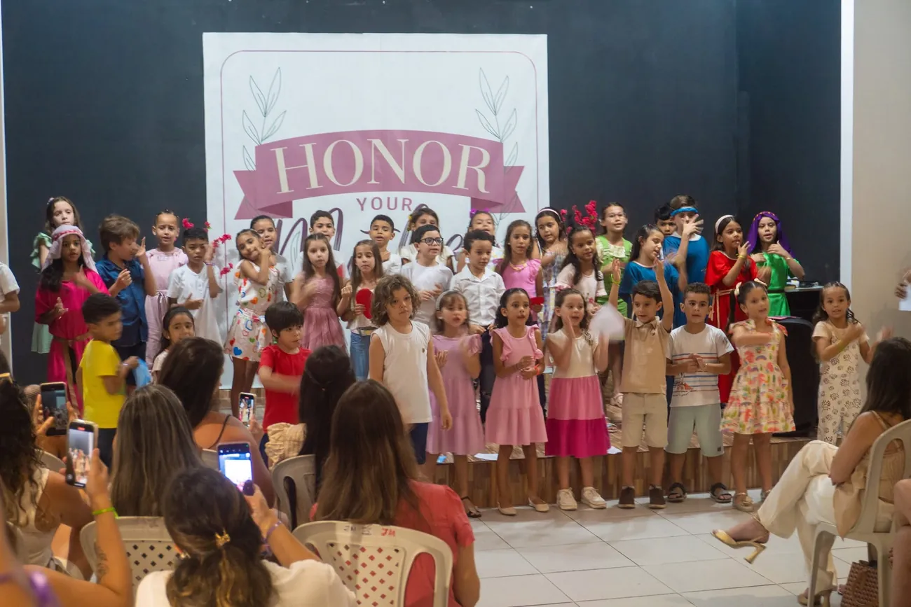 Famílias e alunos numa celebração da Be Light