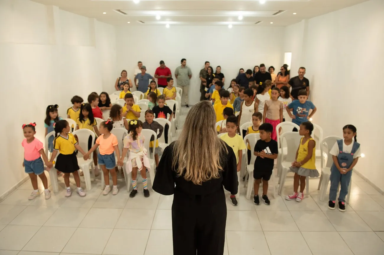 Alunos reunidos com a professora na Be Light