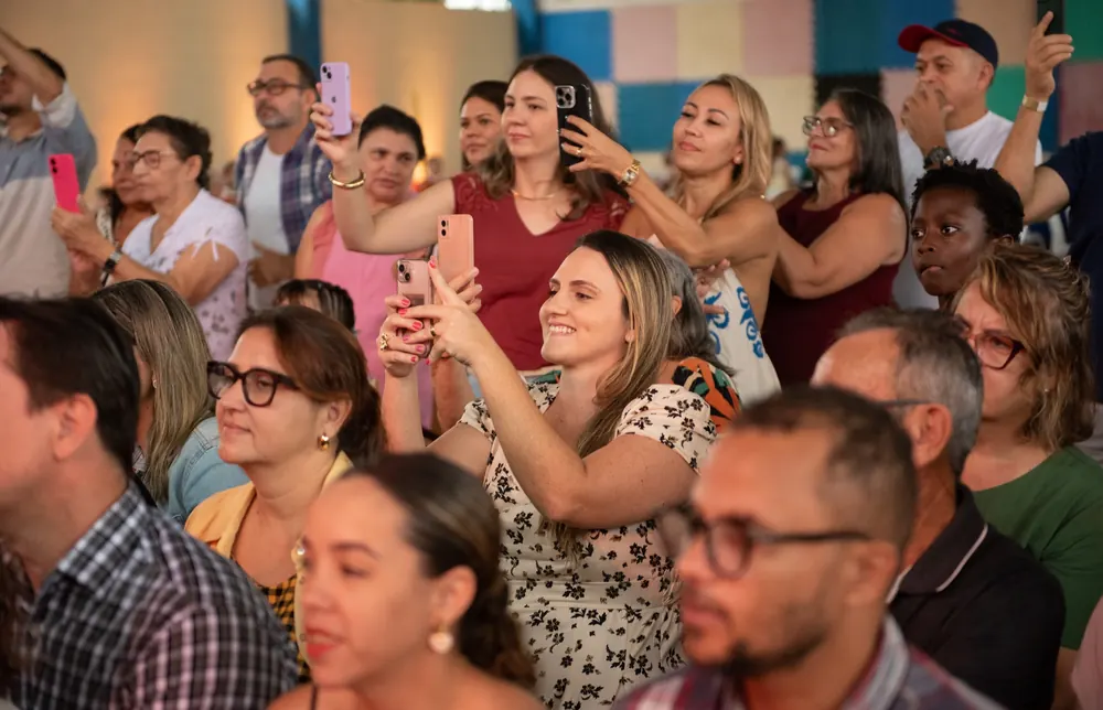 Alunas em trajes culturais no Shavuot