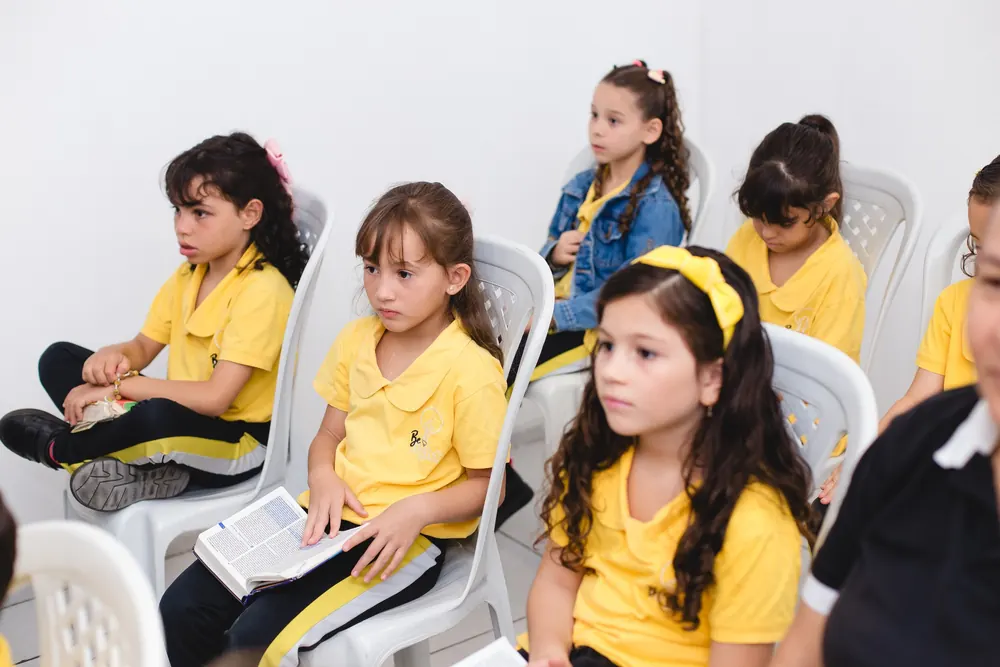 Alunos em momento de louvor
